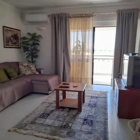 Modern In With Shared Pool Apartment *